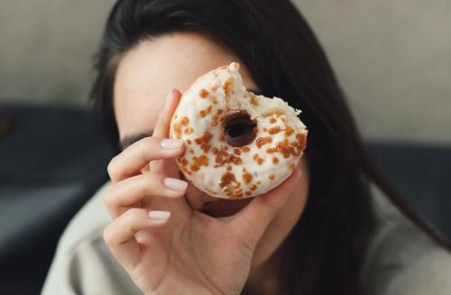 Возможно ли есть все, что хочется, и при этом худеть. Есть всё, что хочется, когда захочется, и не набирать вес. Нутрициолог рассказал, как работает интуитивное питание