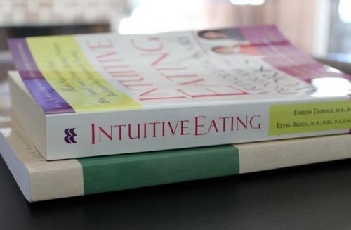 Возможно ли есть все, что хочется, и при этом худеть. Есть всё, что хочется, когда захочется, и не набирать вес. Нутрициолог рассказал, как работает интуитивное питание