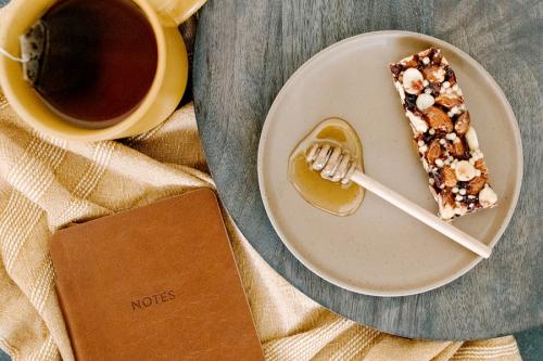 Бжу мед в чайной ложке. Сколько калорий в чайной и столовой ложке меда 05