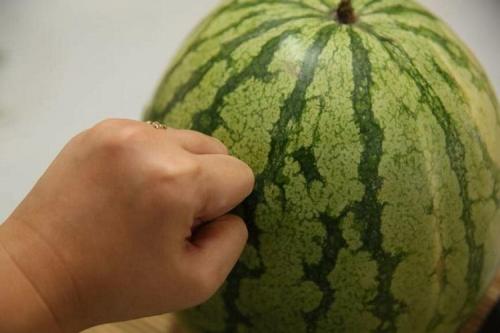 Арбуз когда можно есть. Красный и без нитратов: как выбрать арбуз в июле 2022 года – 5 важных советов