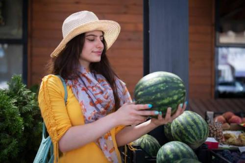 Арбуз когда можно есть. Красный и без нитратов: как выбрать арбуз в июле 2022 года – 5 важных советов