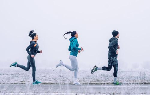 Расход калорий при ходьбе зимой. Наше тело действительно тратит больше калорий на морозе, чтобы согревать организм. Однако все сложнее, чем кажется