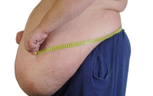 Врачи выделяют четыре степени ожирения. Степени ожирения Современная медицина выделяет 4 степени ожирения. Они различаются исходя из количества жировой ткани, которая откладывается в организме. Классификация включает: 01