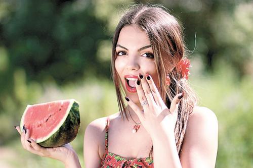 Можно ли есть арбуз с косточками. Врач Григорий Конев: «Арбузные косточки полезны и их с успехом используют в медицине»