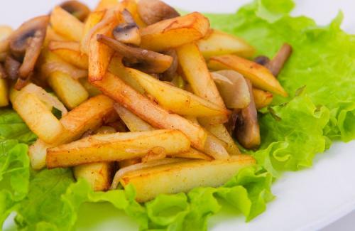 Как влияет на калорийность картофельной отварки без соли добавление специй или трав. Количество ккал в овоще