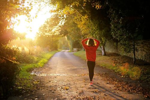 Быстрый темп ходьбы способствует активному сжиганию калорий. Правильная ходьба: польза для здоровья и похудения