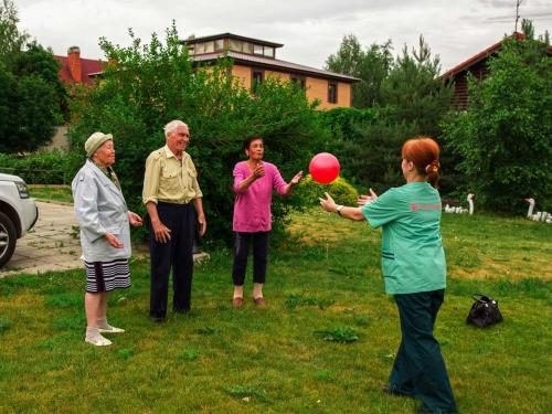 Утренняя зарядка стоя: как провести 10 минут для подъема энергии и настроения 01 Утренняя зарядка стоя: как провести 10 минут для подъема энергии и настроения 01