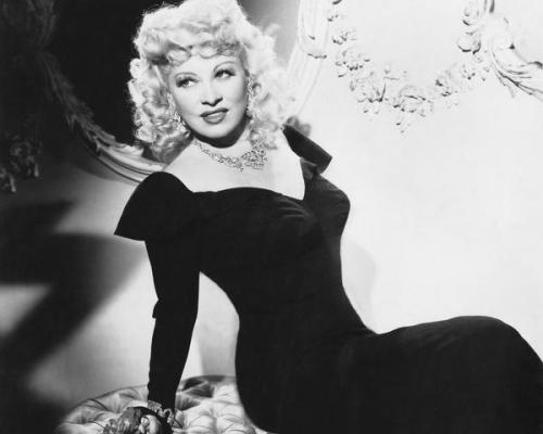 Как изменялись представления о идеальных женских пропорциях за последние столетия. Как менялось идеальное тело за последние 100 лет