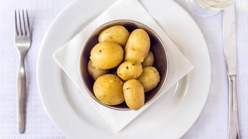 Сколько калорий в молодом отварном картофеле в кожуре 16 Сколько калорий в молодом отварном картофеле в кожуре 16