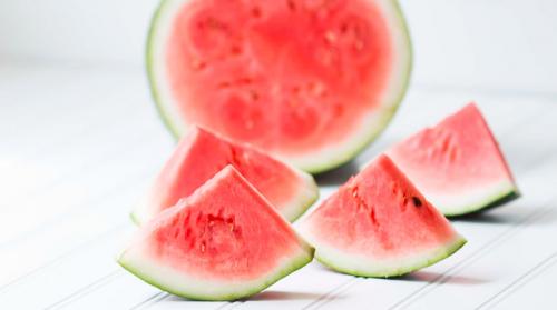 Почему арбуз не является эффективным продуктом для похудения, с точки зрения диетолога. Диетолог рассказала, почему можно поправиться от арбуза и как этого не допустить