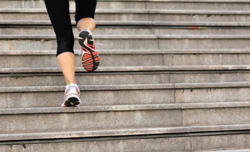 В чем польза ходьбы. Может ли ходьба по лестнице заменить тренировку?