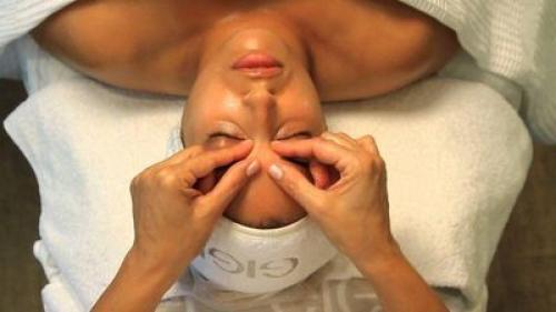 Секреты моментального освежения кожи лица в домашних условиях 06 Секреты моментального освежения кожи лица в домашних условиях 06