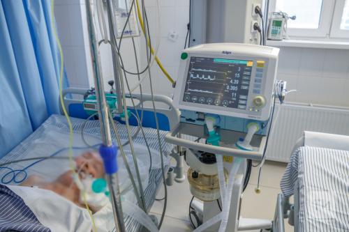 Как скоро могут появиться новые вакцины и лекарства, способные бороться с мутировавшими штаммами вируса. Мутирует ли коронавирус в еще более жуткие штаммы, зависит от темпа вакцинации