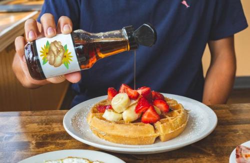 Как сахар сравнится с медом или кленовым сиропом по содержанию углеводов. Мёд или топинамбур? Чем заменить сахар и есть ли в этом смысл